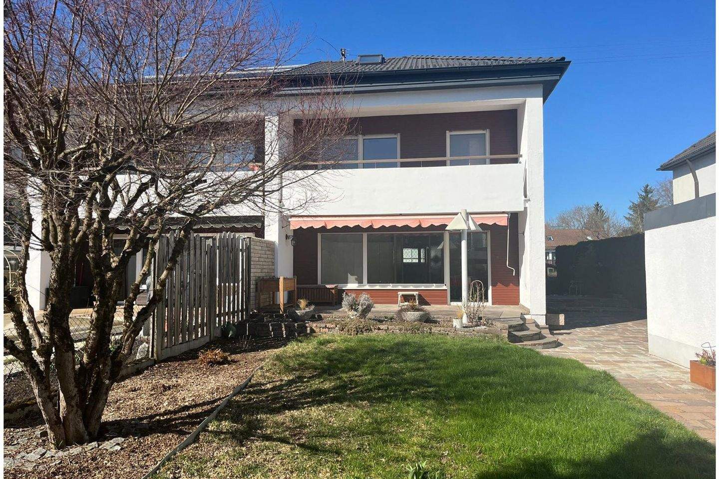 AIGNER - Charmante Doppelhaushälfte mit großzügigem Garten in Unterhaching – Unterhaching – Bild 1 von 9