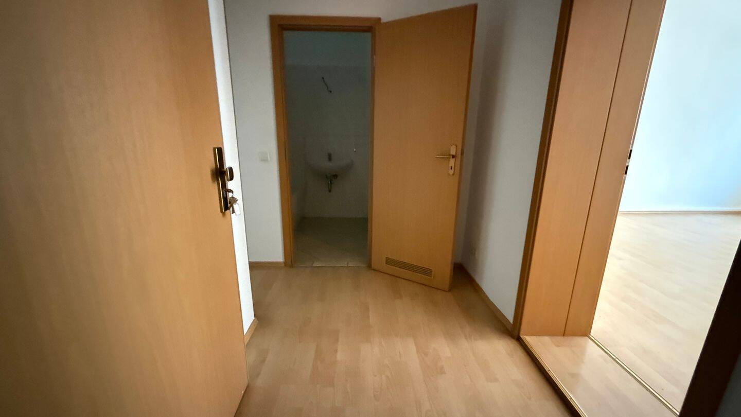 Frei ab sofort ! Küche mit Balkonzugang / Laminat / Bad mit Wanne u.v.m. – Chemnitz – Vorschaubild 4