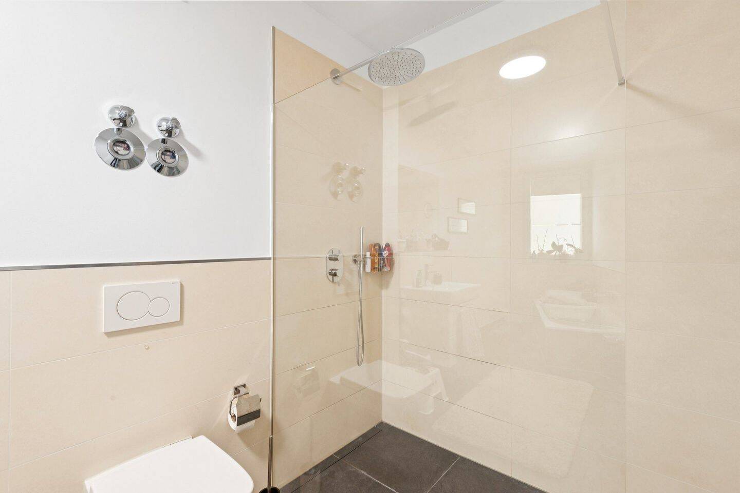 Großzügige 4-Zimmer-Eigentumswohnung mit Loggia, Aufzug und ruhiger Innenhoflage – Düsseldorf – Vorschaubild 9