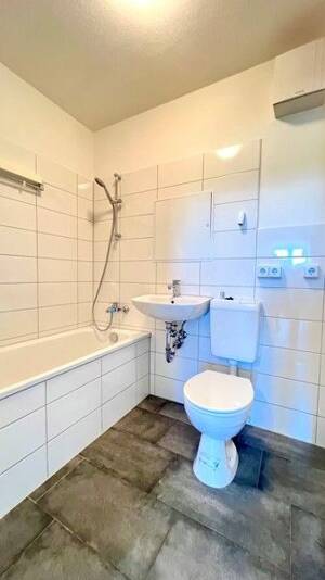 Perfekt für Sie: sofort bezugsfertige 4-Zimmerwohnung mit Balkon und Aufzug! – 1239 Dresden – Vorschaubild 8