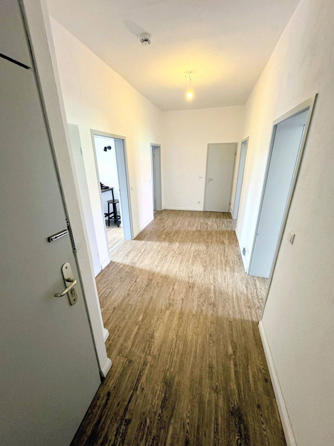 Sanierte 4 Zimmer Wohnung in zentraler Lage mit Balkon – Nürnberg – Vorschaubild 2