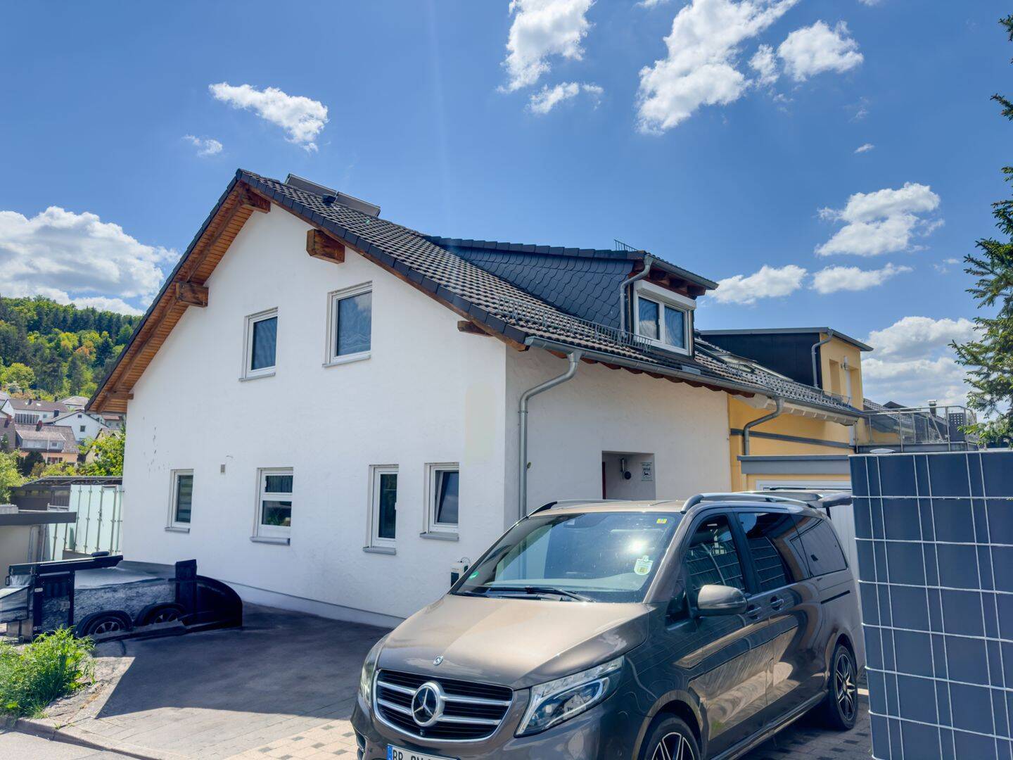 Modernisiertes Mehrfamilienhaus mit PV-Anlage & Garten in Aidlingen – Aidlingen – Vorschaubild 2