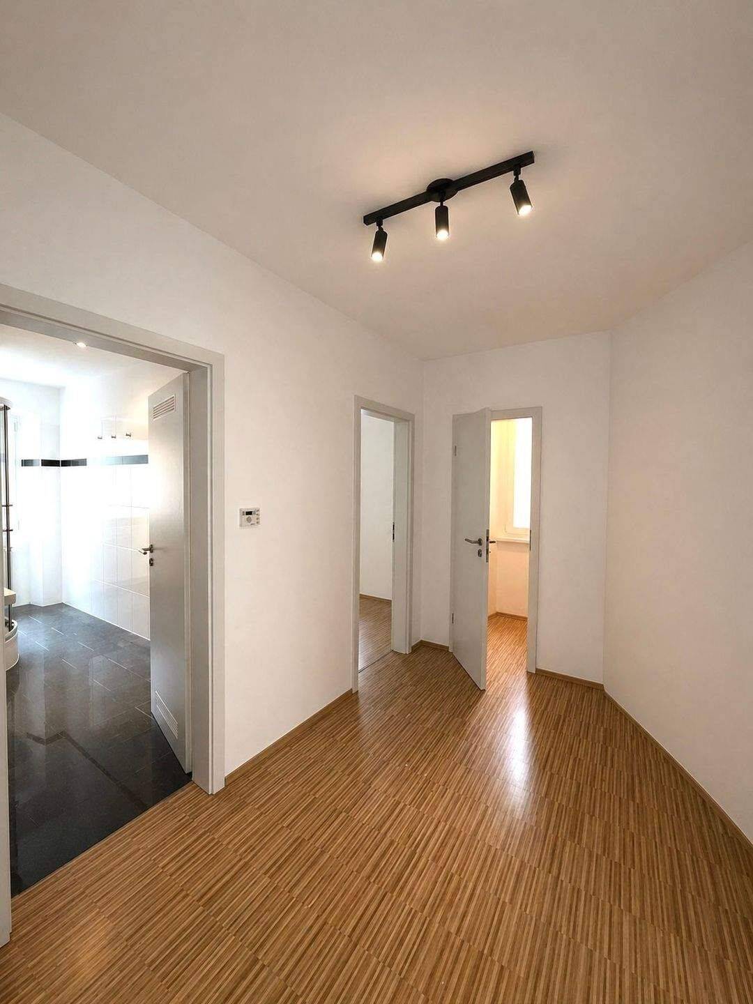 Top Lage! 2-Zimmer-Wohnung mit Garage + Außenstellplatz in Nürnberg-Schoppershof - optimal zum Eigennutz sowohl als Kapitalanlage – Nürnberg – Vorschaubild 2