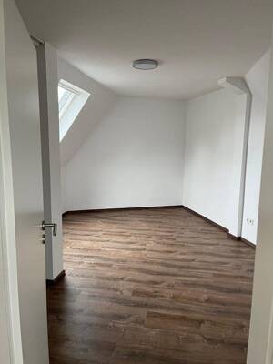 Attraktive 2-Zimmer-Dachgeschosswohnung in Ludwigshafen am Rhein – 67061 Ludwigshafen am Rhein – Vorschaubild 2