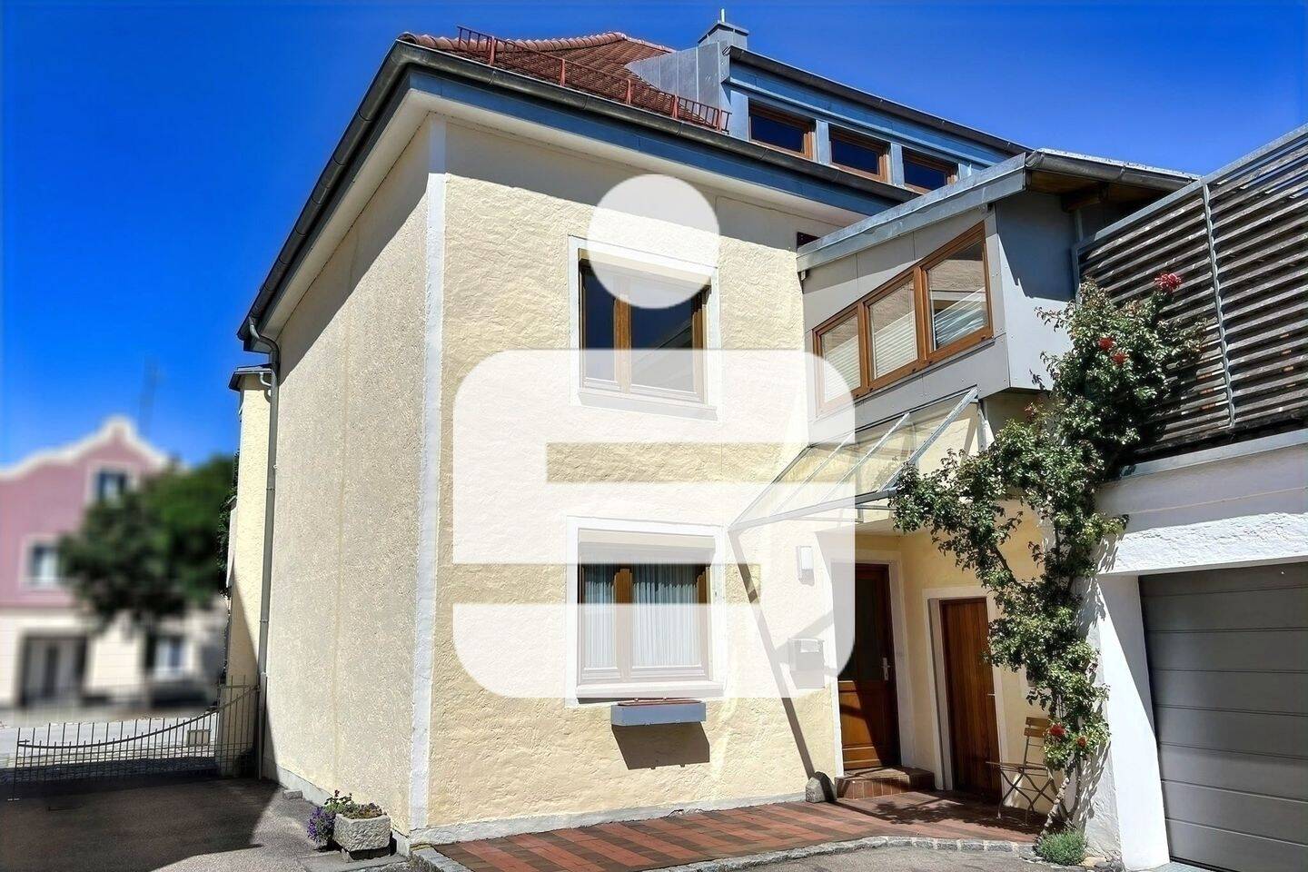 Viel Wohnraum im Ortskern – Gangkofen – Bild 1 von 9