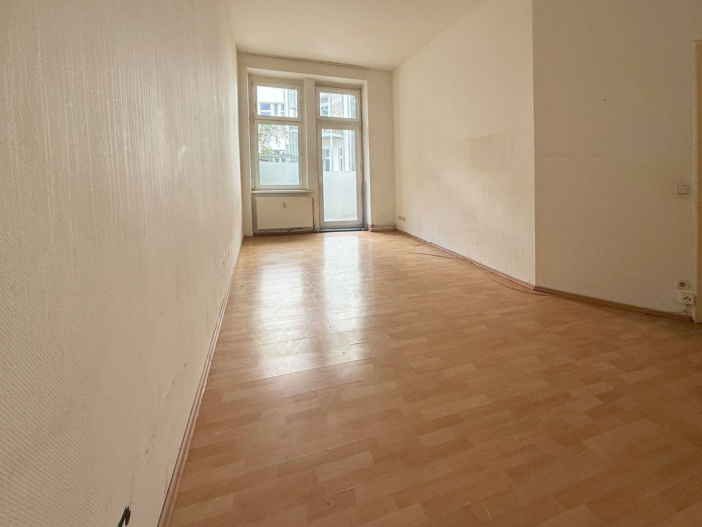 Unsanierte Altbauwohnung mit Terrasse zur Selbstnutzung – Berlin – Vorschaubild 4