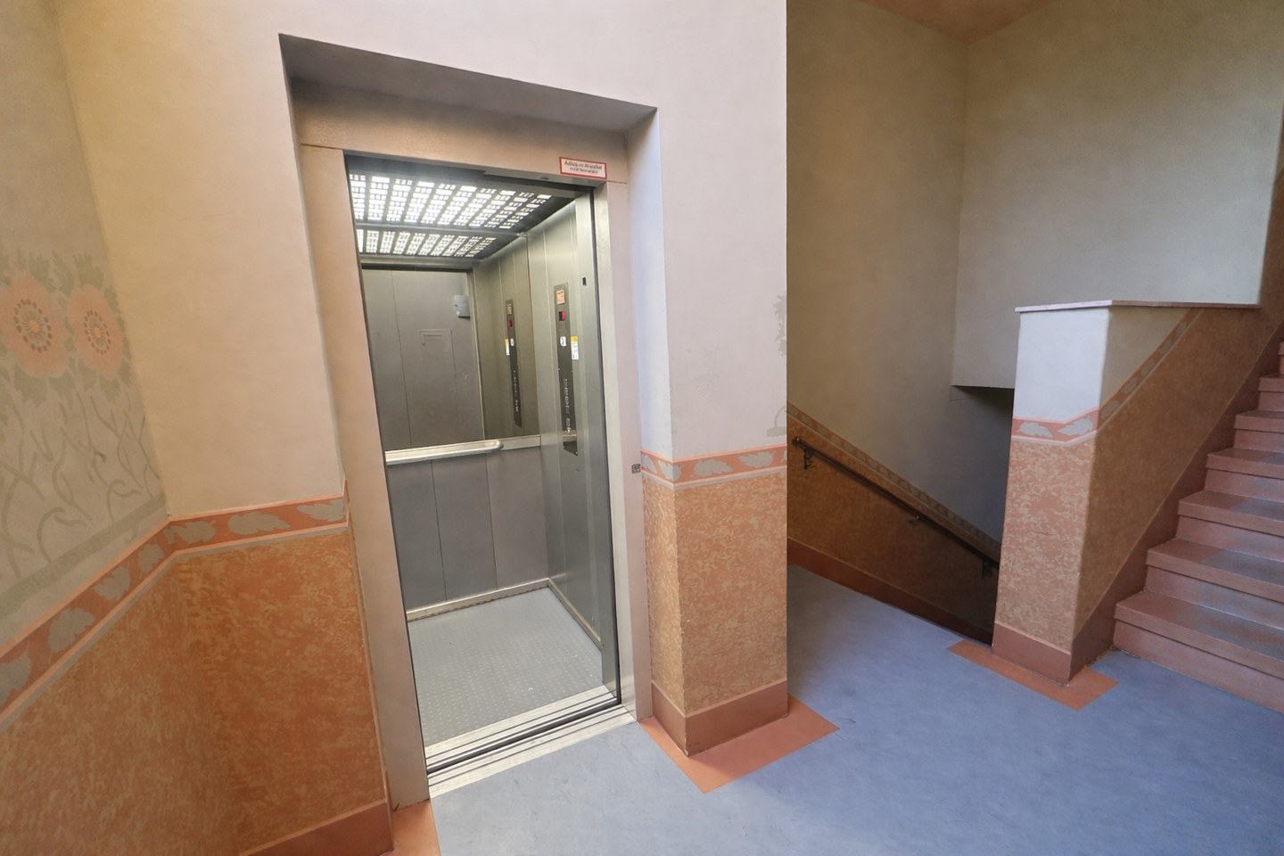 Dachgeschoss mit Charakter: 2-Zimmer-Wohnung mit Aufzug und Carport-Stellplatz in Dresden-Pieschen – Dresden – Vorschaubild 4
