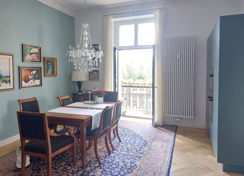 Bezugsfertig! Hochwertig sanierte Altbauwohnung mit Aufzug, Stuck, Parkett, Südbalkon, 2 Bädern, Einbauküche uvm. – Berlin – Bild 1 von 9