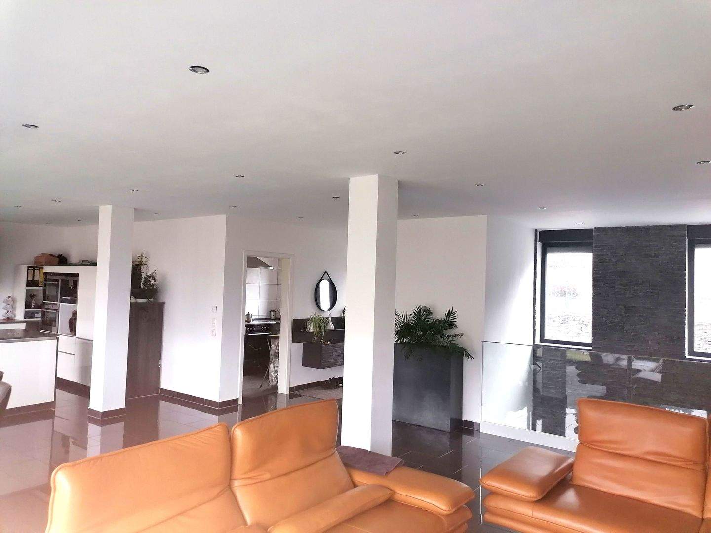 Kasel: Gehobenes Zweifamilienhaus mit wunderschöner Aussicht – Kasel – Bild 1 von 9
