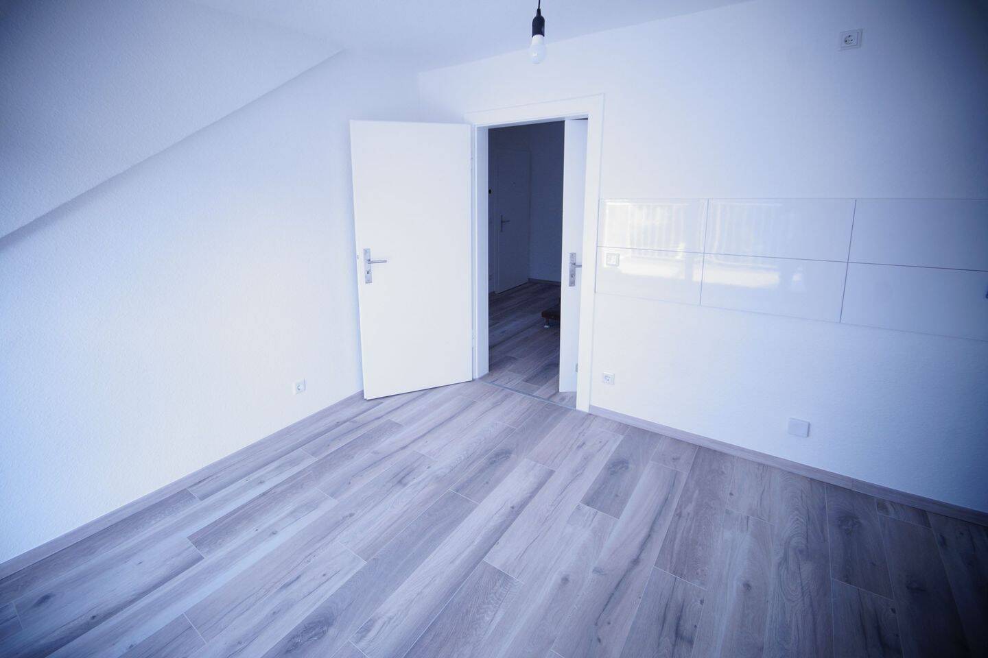 sanierte Dachgeschosswohnung mit Balkon und wohnlichem Hobbyraum in ruhiger Lage – Düsseldorf – Vorschaubild 4