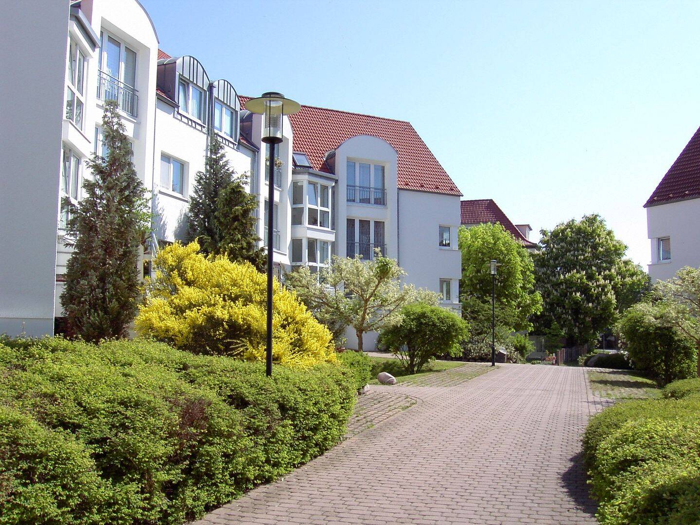 Unter 1.900,- €/m²: Schöne 2-Zimmerwohnung - langjährig vermietet - mit Loggia im Hochparterre
