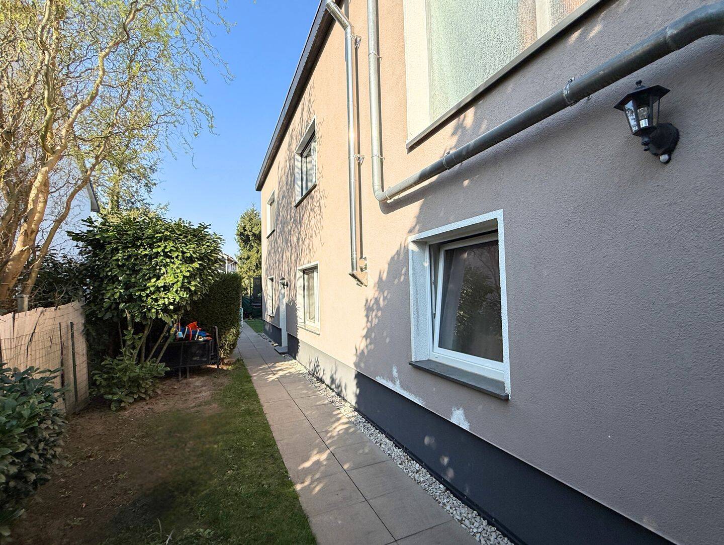 EIN HAUS VOLLER MÖGLICHKEITEN: Großzügiges Wohnen, vermietete WHG, Garten, eigene Einfahrt & mehr – Erzhausen – Vorschaubild 2