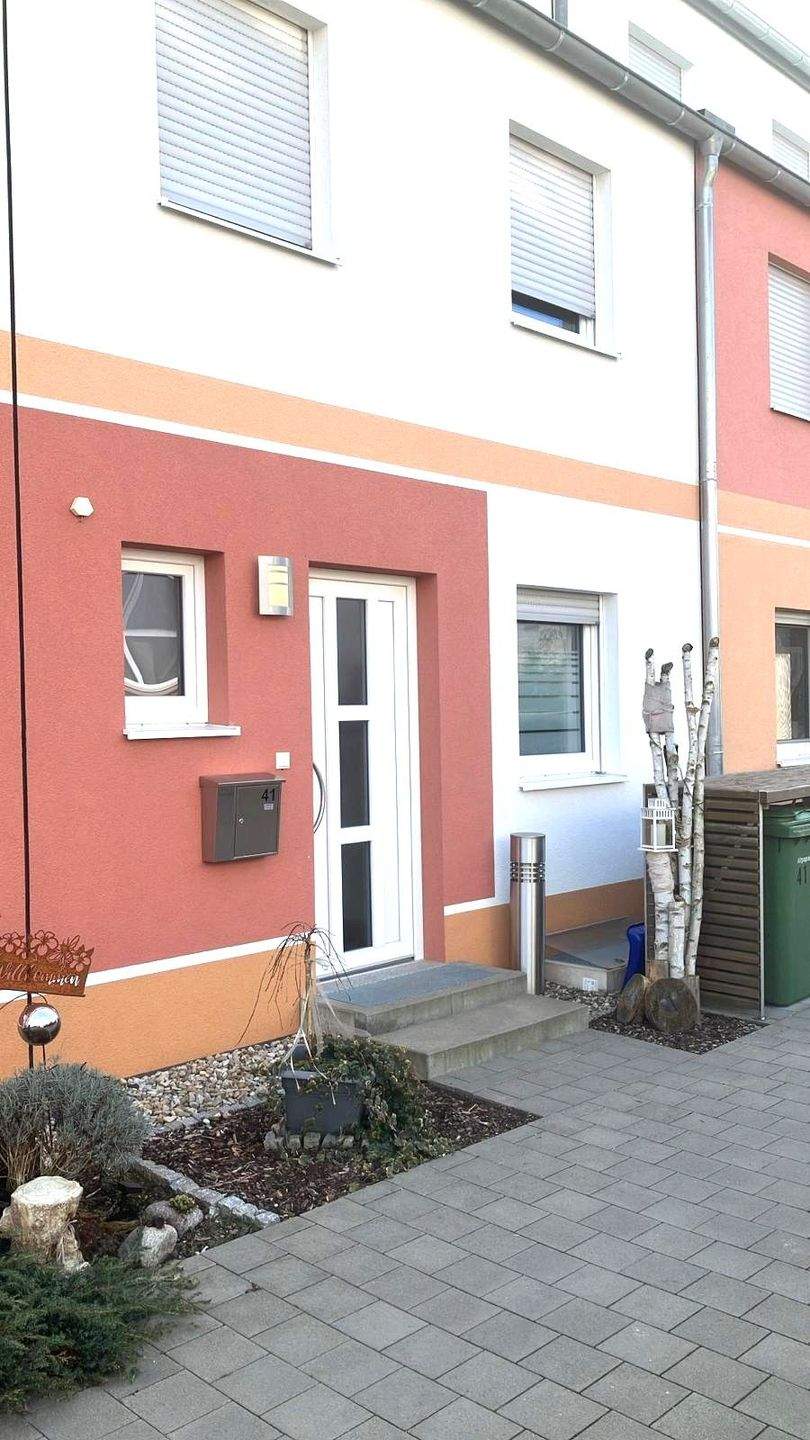 Großzügiges schönes Reihenmittelhaus mit Dachterrasse, Keller, Garten und zwei Stellplätze und optional Garage – Adelsdorf – Vorschaubild 2