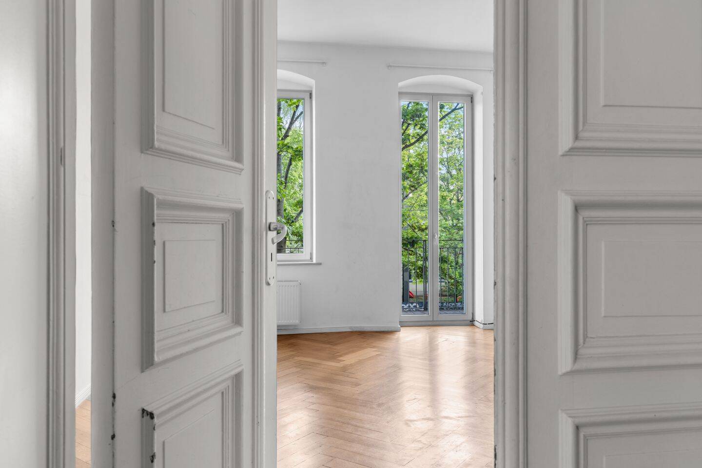 Exklusive Altbauwohnung mit Kamin, Fischgrätparkett und Südbalkon