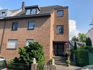 Mehrfamilienhaus nah am Rhein