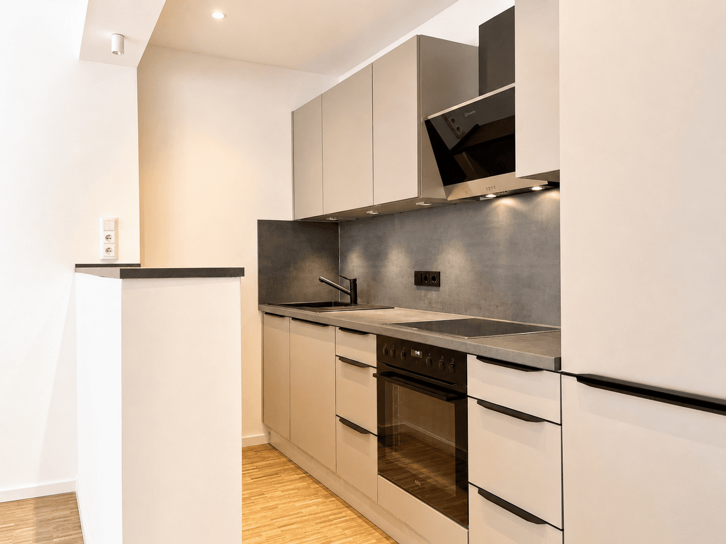 Hochwertig sanierte Single-/Pendler-Wohnung mit Balkon und Einbauküche in der Innenstadt – Düsseldorf – Vorschaubild 3