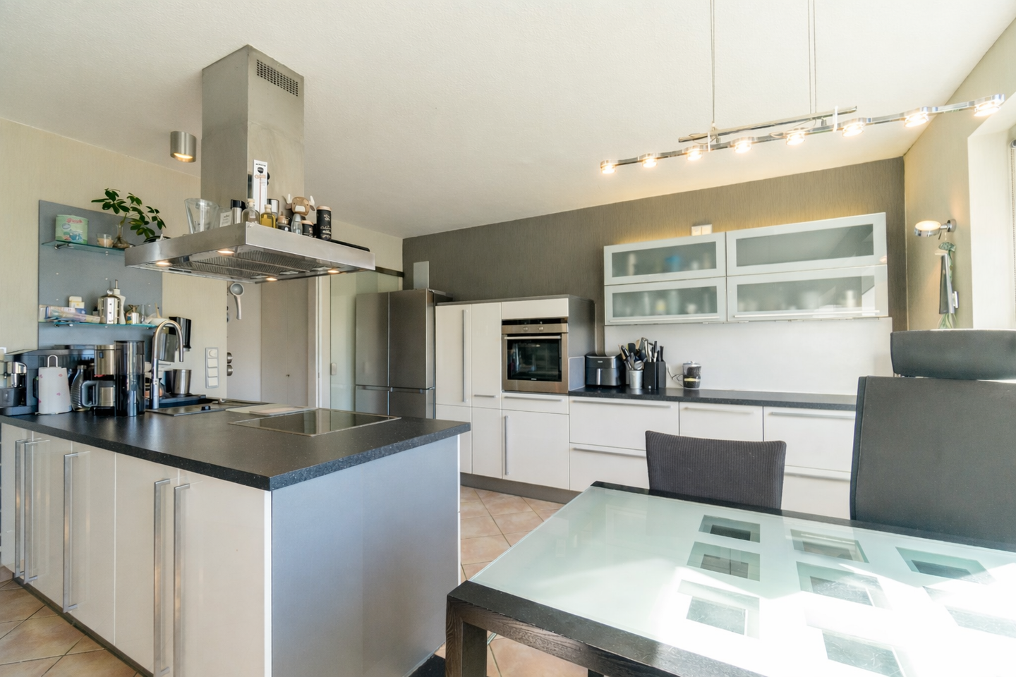 Modern ausgestattet: 3 Zimmer mit Fußbodenheizung, Kamin & Balkon