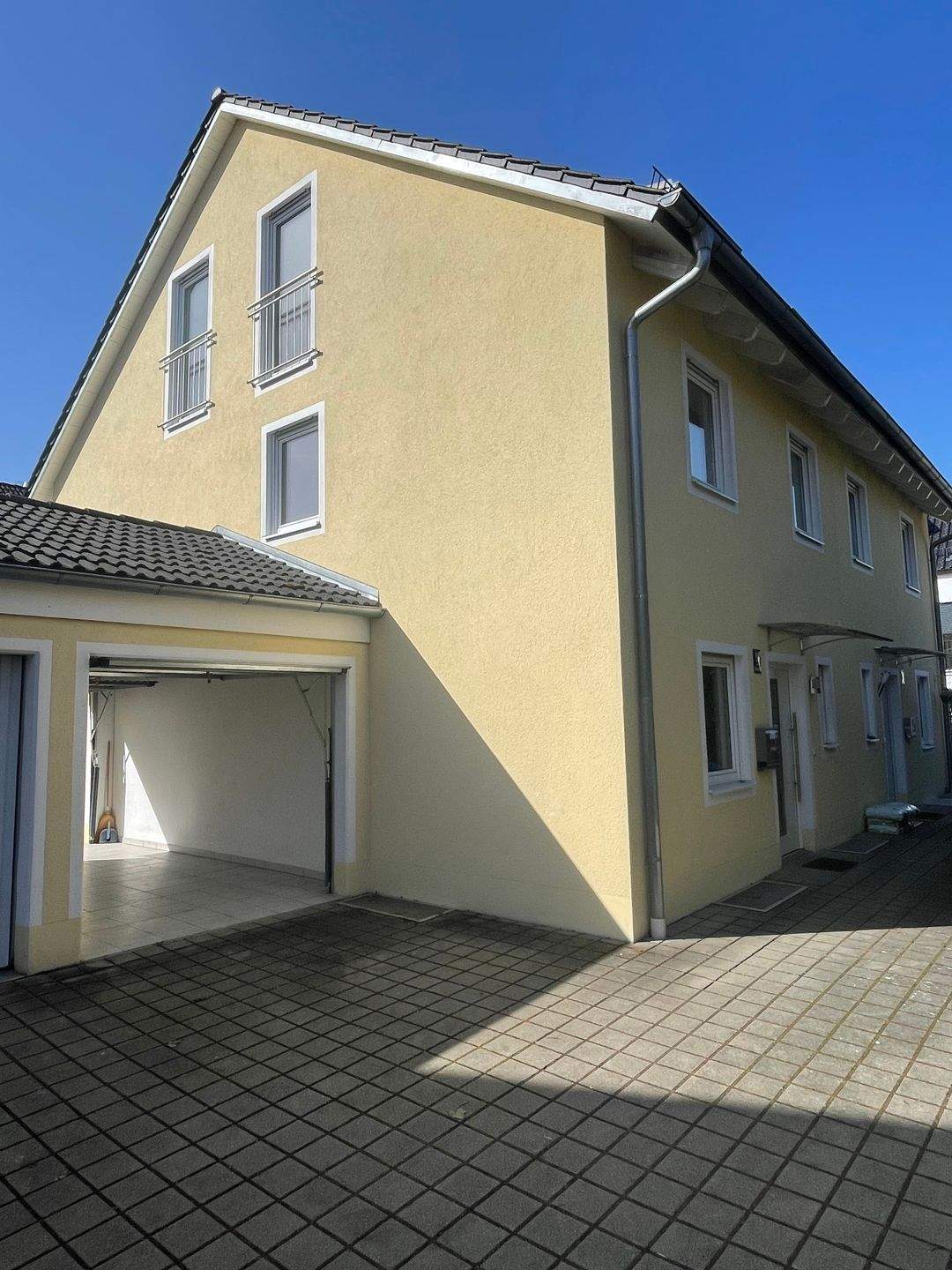 ATTRAKTIVE DOPPELHAUSHÄLFTE MIT SÜDGARTEN IN RUHIGER LAGE VON MÜNCHEN-TRUDERING – München – Vorschaubild 3