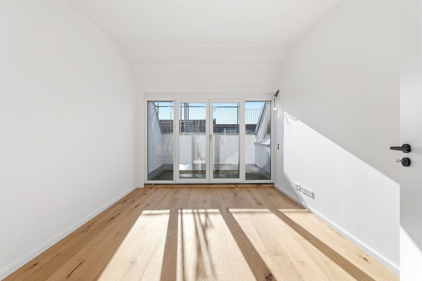 Erstbezug von klimatisierter 4-Zimmer-Dachgeschosswohnung mit Ost- und Westterrasse in Kiezlage – Berlin – Vorschaubild 9