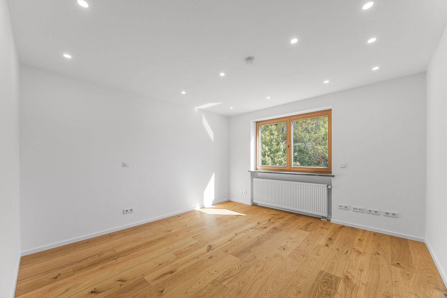 Großes Mehrfamilienhaus, Pool u. Doppelgarage, gepflegt, teilrenoviert – München – Vorschaubild 7