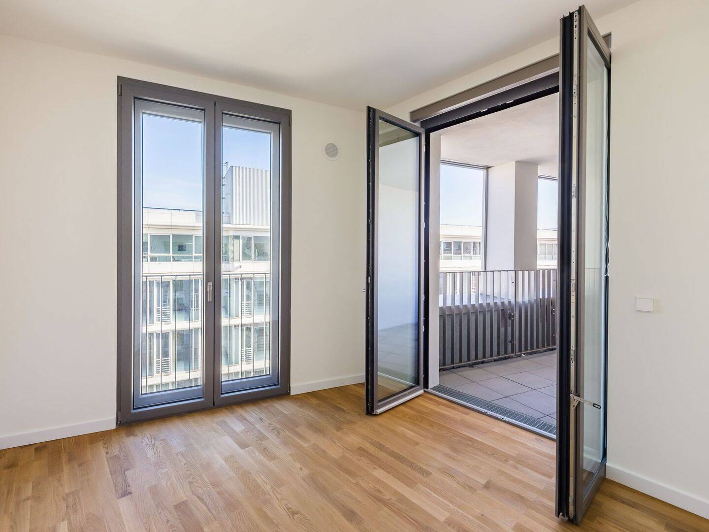 Großzügige 3-Zimmer-Neubauwohnung mit Terrasse und eleganter Rundung der Außenwand in Charlottenburg – Berlin – Vorschaubild 5