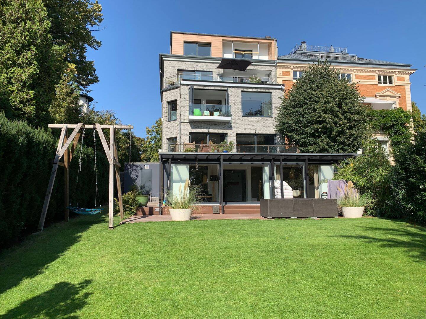 Gartenwohnung mit Hauscharakter an der Elbchaussee – 350 m² Garten, Elbblick & absolute Privatsphäre