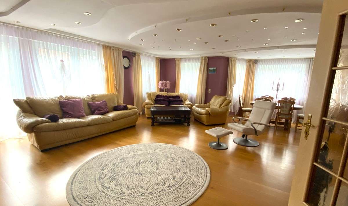 Hochwertiges MEHRFAMILIENHAUS mit Pool, Sauna und Doppelgarage
