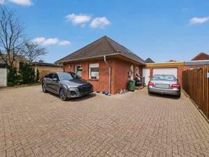 BUNGALOW IN RUHIGER LAGE MIT KAMIN, FUSSBODENHEIZUNG, MODERNEM BADEZIMMER UND ELEKTRISCHER GARAGE – 26125 Oldenburg – Vorschaubild 2
