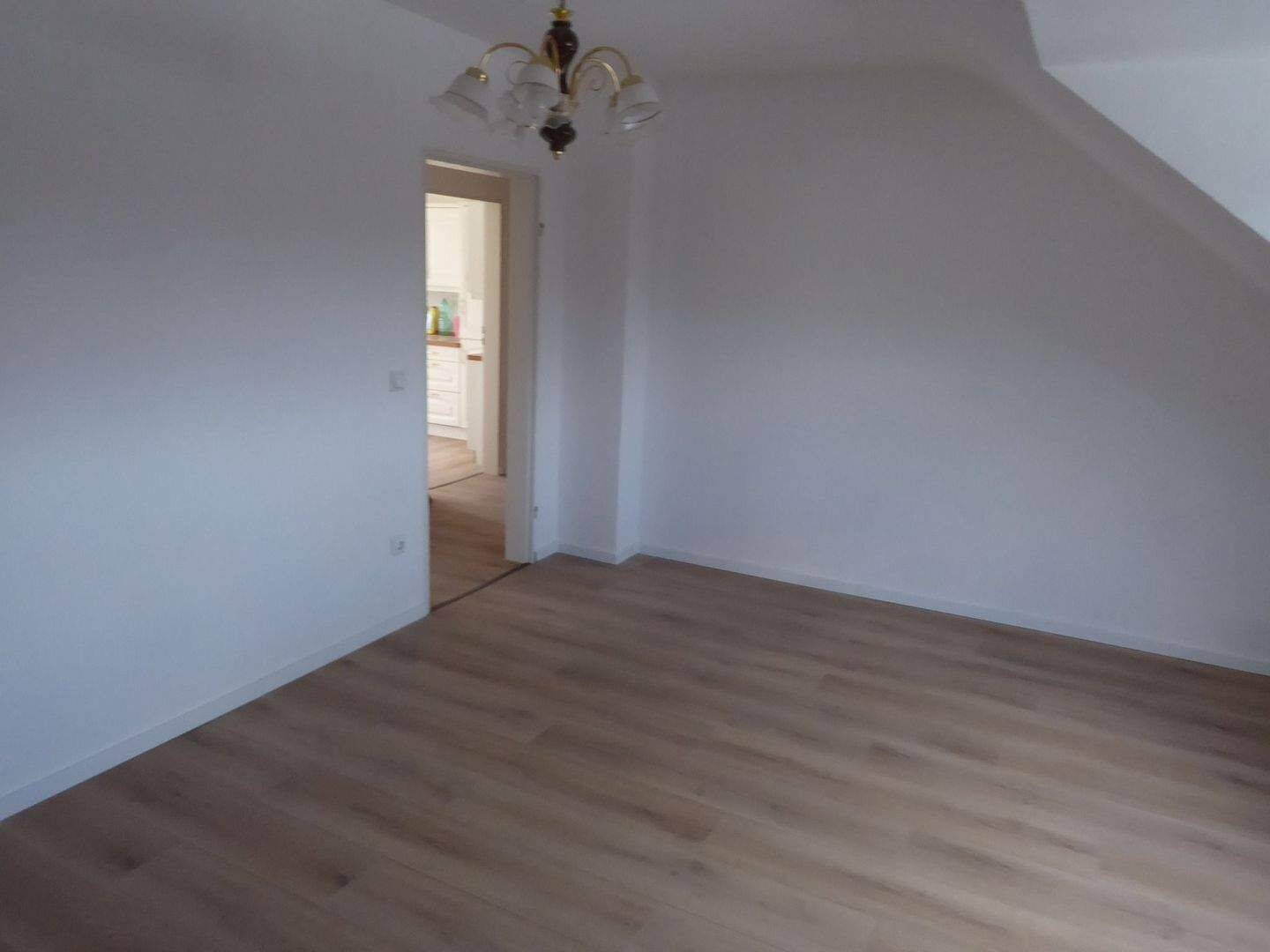 2 Zimmer Wohnung im DG mit Balkon frisch tapeziert, sofort frei, inklusive Einbauküche – Solingen – Vorschaubild 5