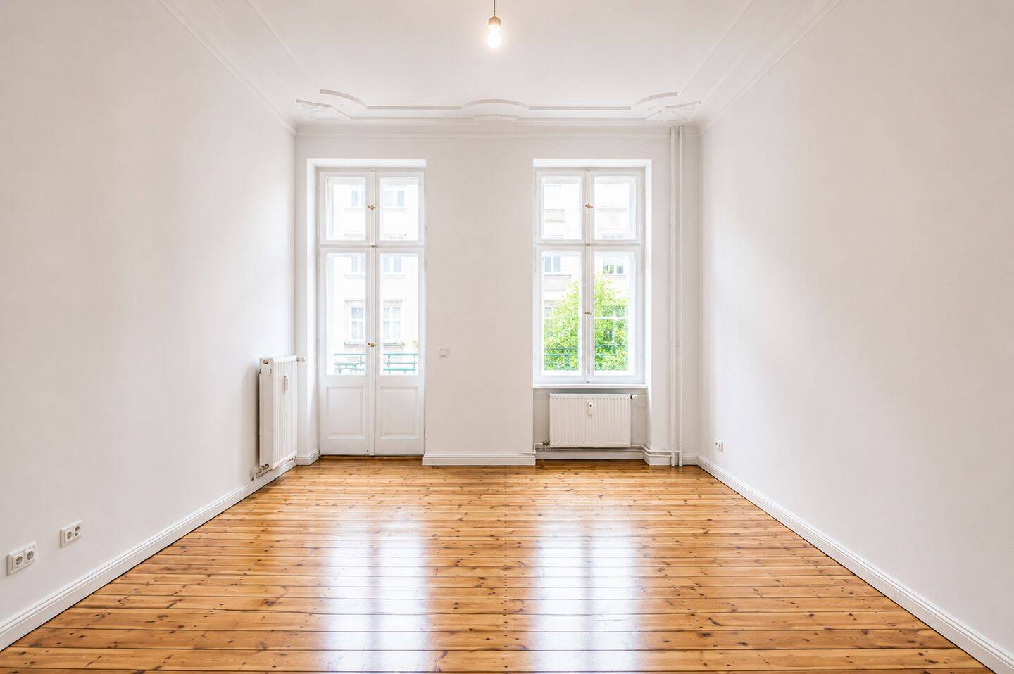 Stilvoll sanierte 2-Zi.-Altbauwohnung mit Balkon, Aufzug & Stuck in ruhiger Nebenstraße – Berlin – Vorschaubild 2