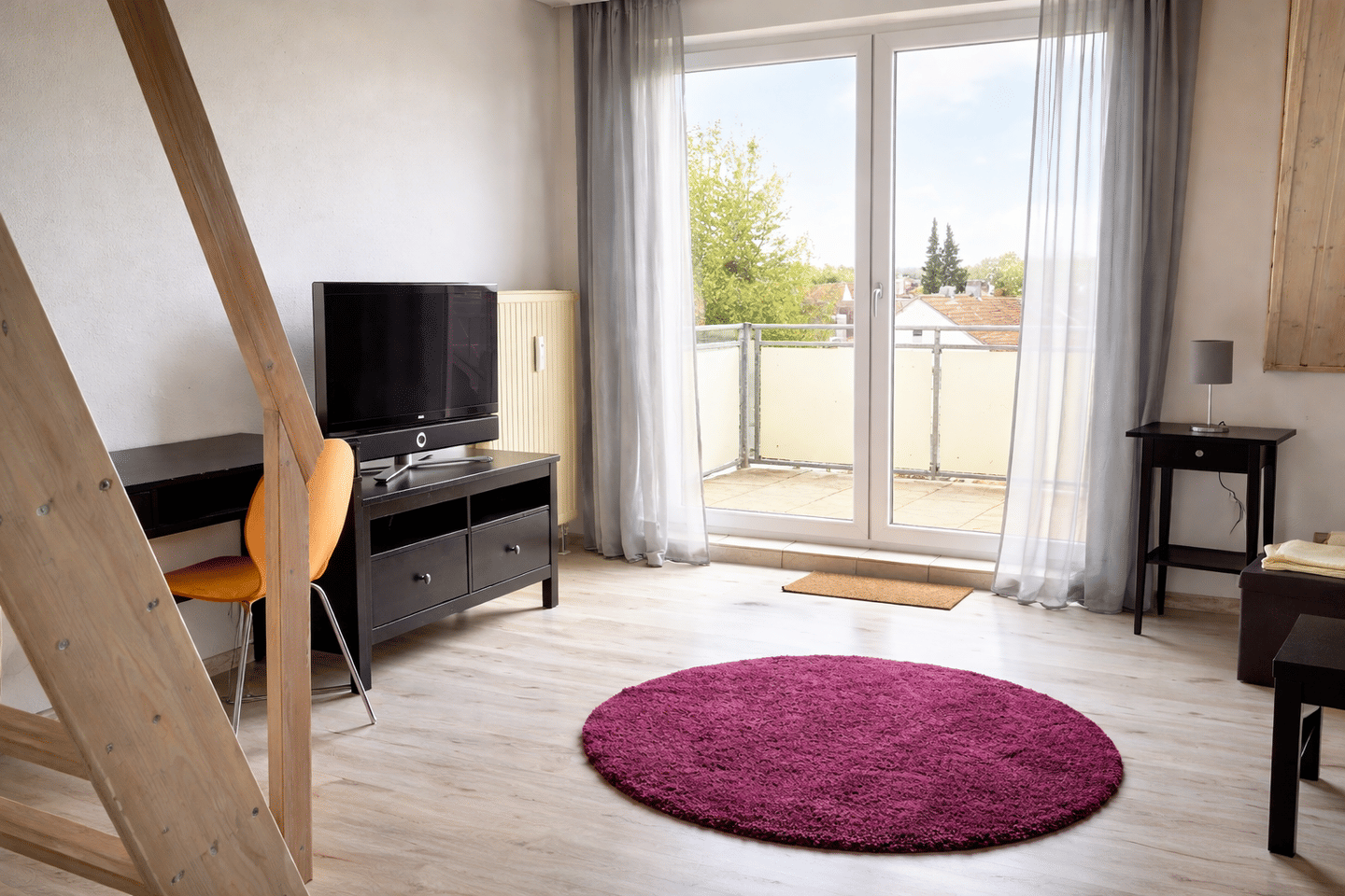Möblierte, sonnige Dachgeschosswohnung mit großem Balkon & Stellplatz – ideal für Einzelperson – Ingolstadt – Vorschaubild 2