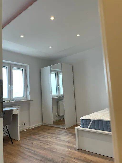 Schönes WG Zimmer mit Balkon und super Anbindung – München – Vorschaubild 3