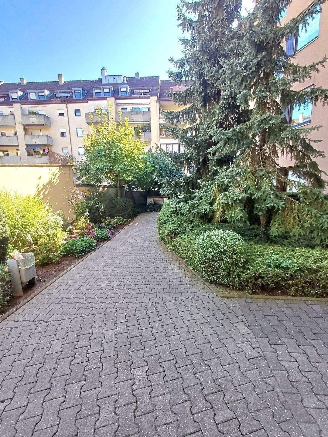 4-Zimmer-Wohnung mit TG-Stellplatz und bester Infrastruktur in ruhiger Südstadtlage – Nürnberg – Vorschaubild 2