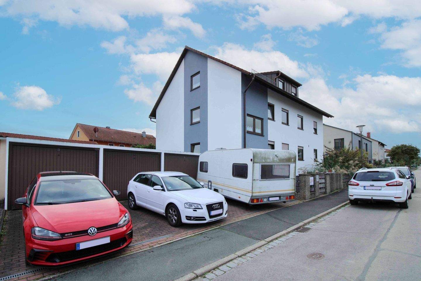 Attraktives Mehrfamilienhaus mit drei Wohneinheiten in Lonnerstadt – Lonnerstadt – Bild 1 von 9