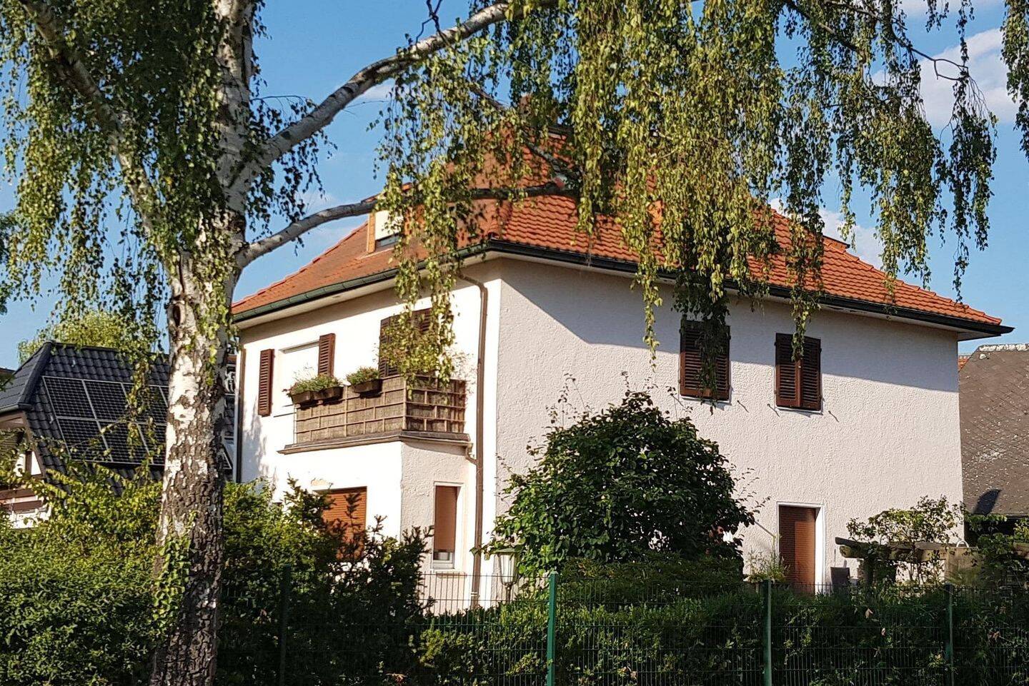 Vielseitiges Zweifamilienhaus in Lichterfelde mit drei Wohneinheiten, großer Terrasse und flexiblem Wohnkonzept – Berlin – Bild 1 von 9