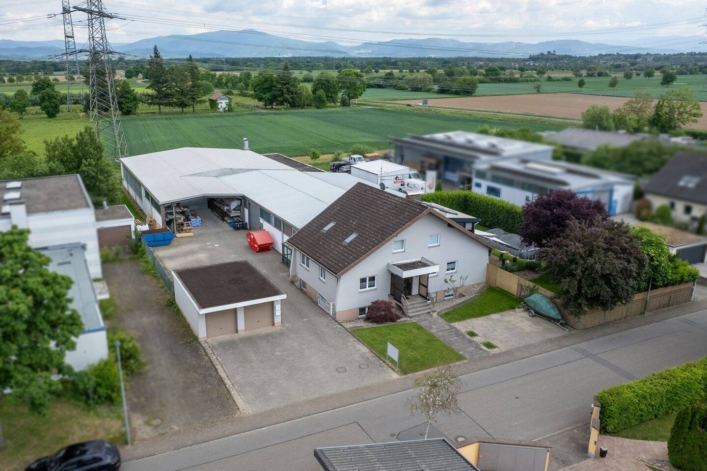 Vielseitiges Gewerbeareal mit Wohnhaus in Bahlingen - Drei Hallen im attraktiven Mischgebiet – Bahlingen – Bild 1 von 9