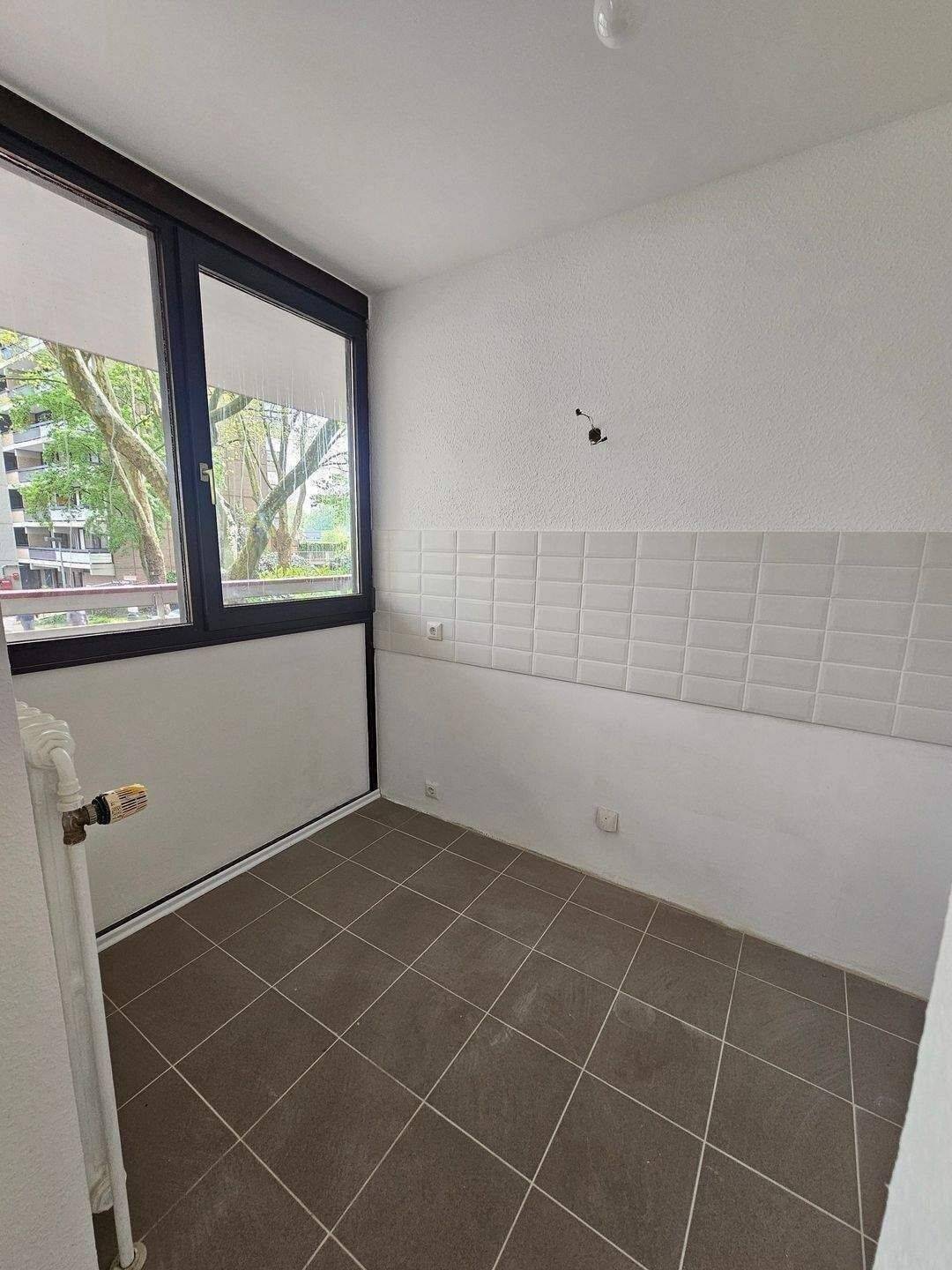 Kaufpreisreduzierung Kölner Westen Top renovierte 2 Zimmer Eigentumswohnung inkl. Aufzug, Balkon und PKW Tiefgaragenstellplatz ab sofort zum Kauf – Köln – Vorschaubild 6