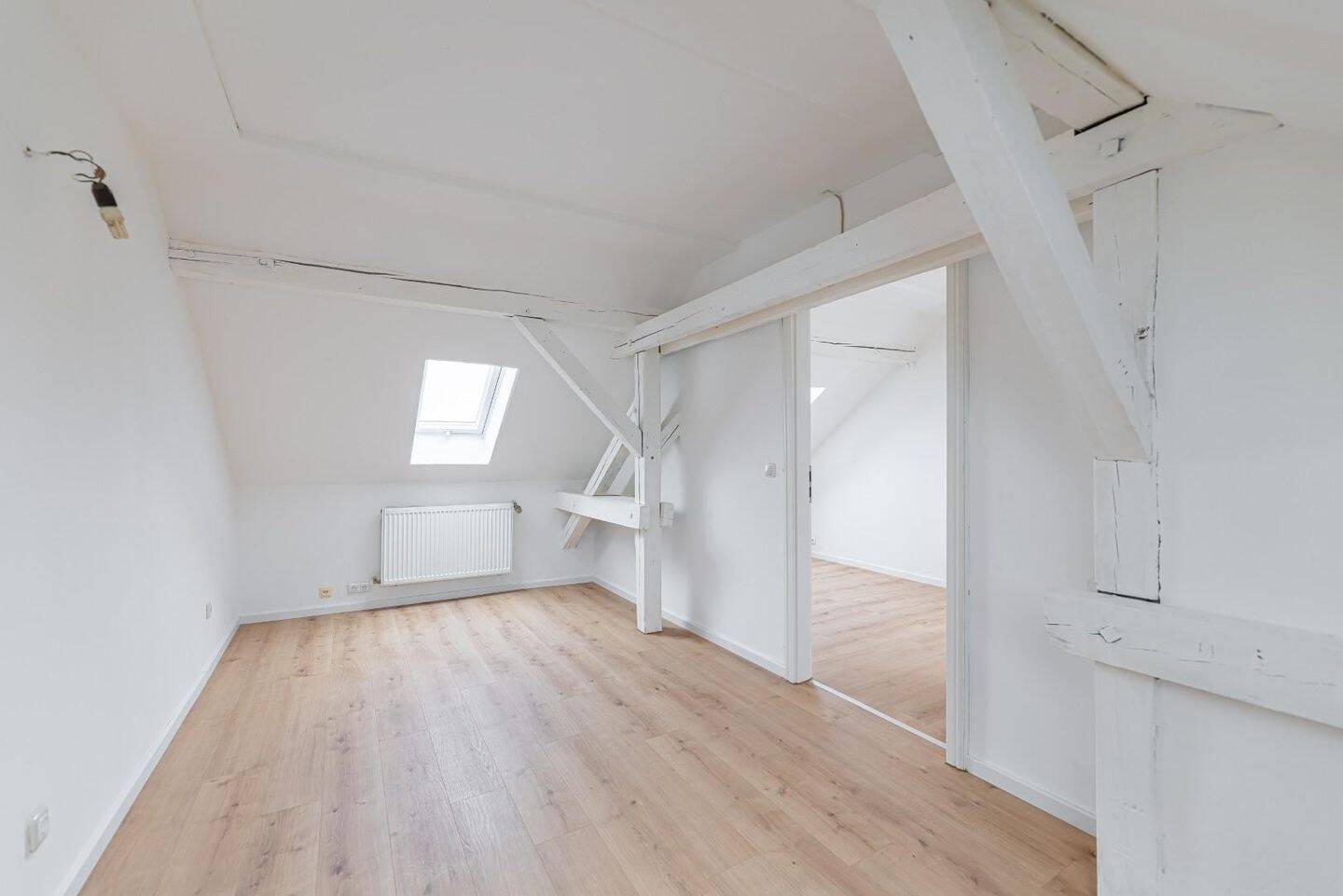 Wunderschöne 3 Zi Dachgeschoss Wohnung mit Balkon und Küche – Nürnberg – Vorschaubild 7