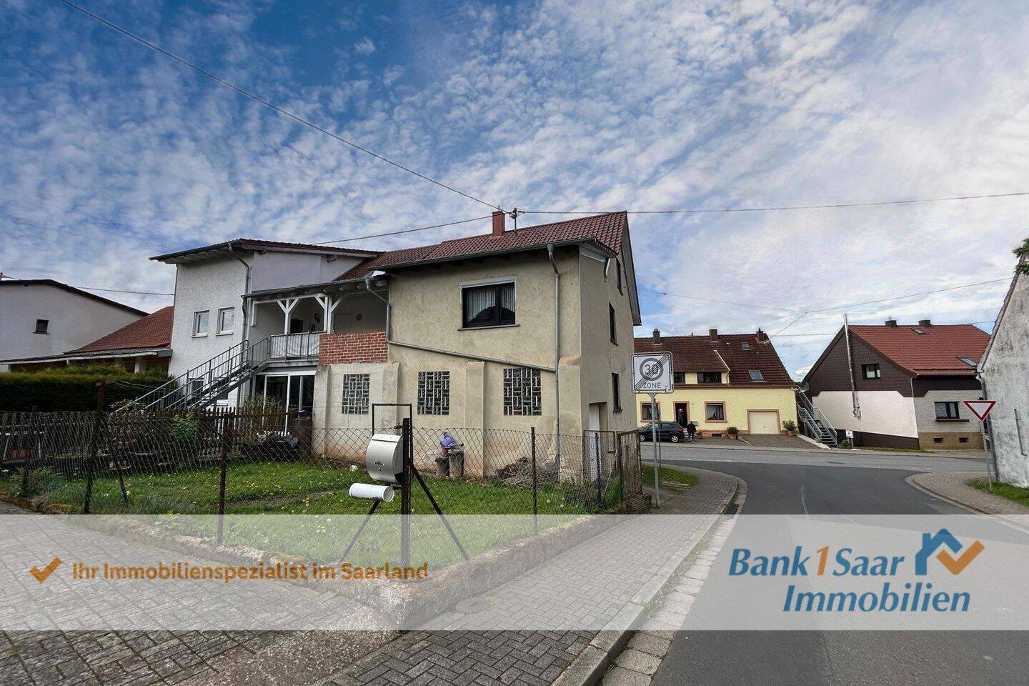 Großzügiges Wohnhaus mit Garten und viel Potenzial in Illingen-Hüttigweiler – Illingen – Bild 1 von 9