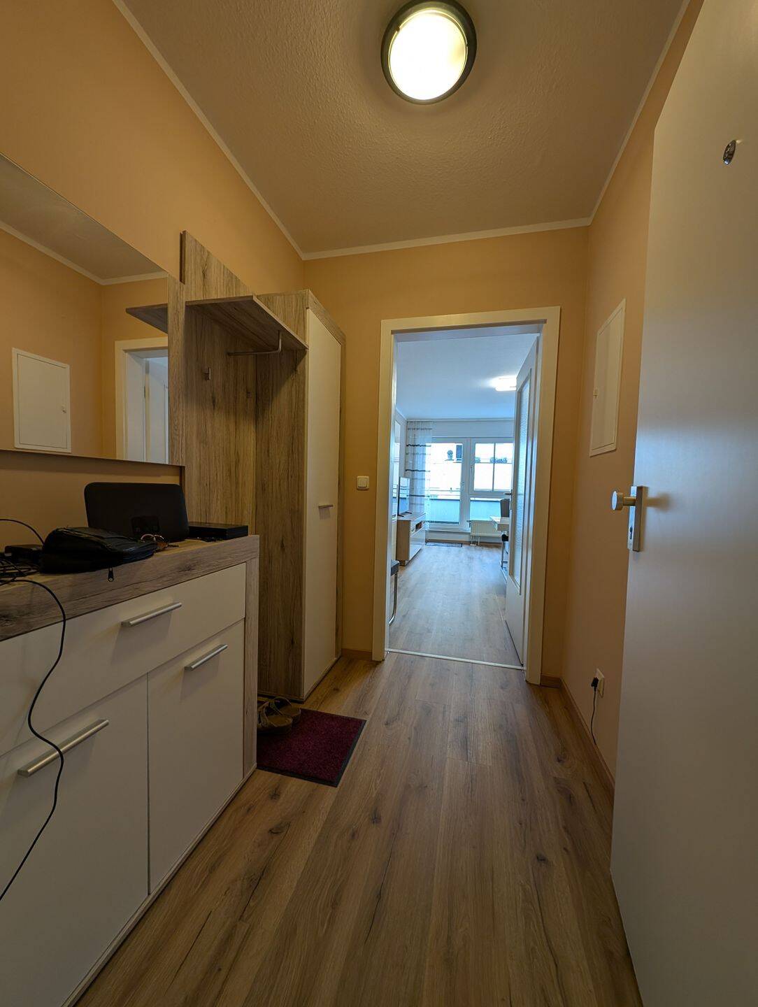 Top renovierte und möblierte 2-Zimmer-Wohnung mit Balkon und Tiefgaragenstellplatz – Nürnberg – Vorschaubild 4