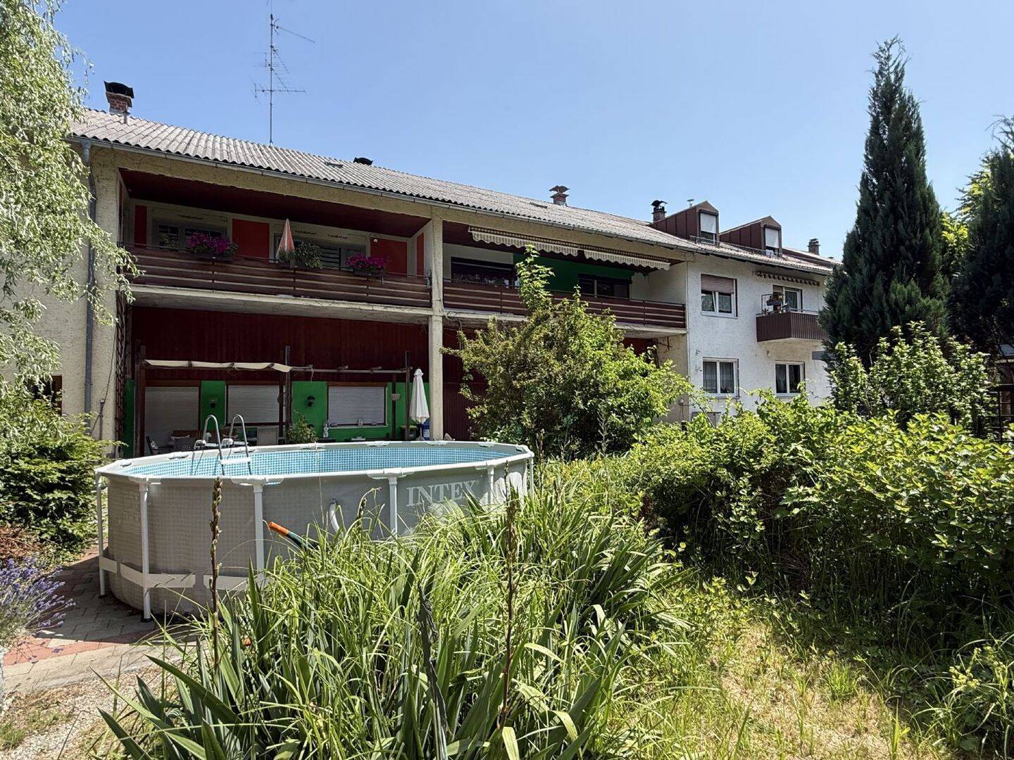 KLEINE WOHNANLAGE MIT VIEL POTENTIAL – Waldkraiburg – Bild 1 von 9