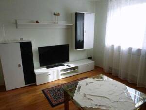 Einfach einziehen! Sehr gepflegte und komplett möblierte 2 Zimmer-Wohnung in einem Zweifamilienhaus in Nürnberg-Moorenbrunn - Nähe Südklinikum – 90475 Nürnberg – Vorschaubild 2
