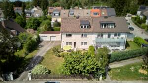 Mehrgenerationen-Wohnen in München-Waldtrudering: Bezugsfreies Dreifamilienhaus