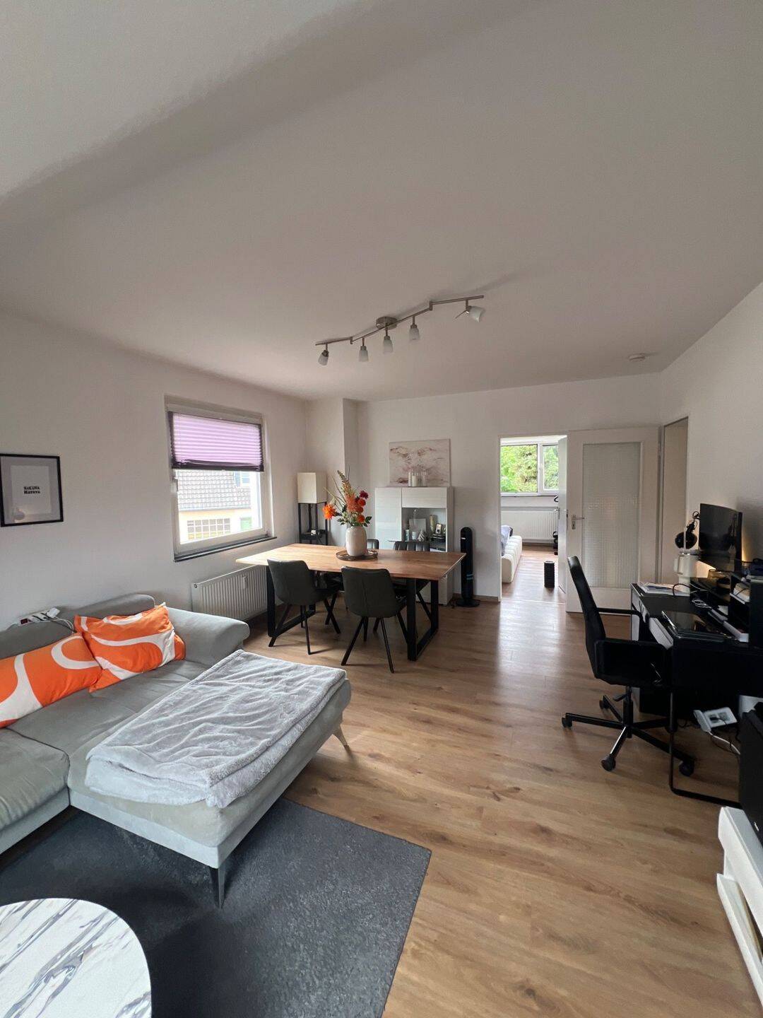 Helle Dachgeschoss-2-Zimmer-Wohnung mit viel Tageslicht in Köln – Köln – Vorschaubild 5