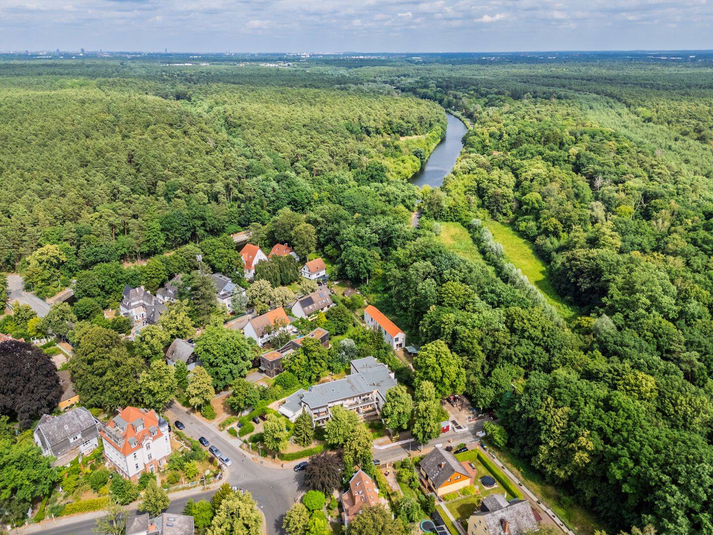 Vollständig renovierte Maisonette-Wohnung mit Terrasse, Loggia und Stellplatz am Waldrand – Berlin – Vorschaubild 3