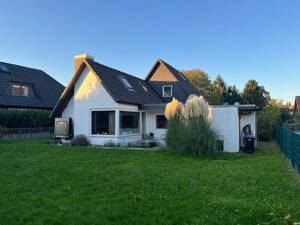 Einfamilienhaus mit Anbau auf sonnigem Grundstück
