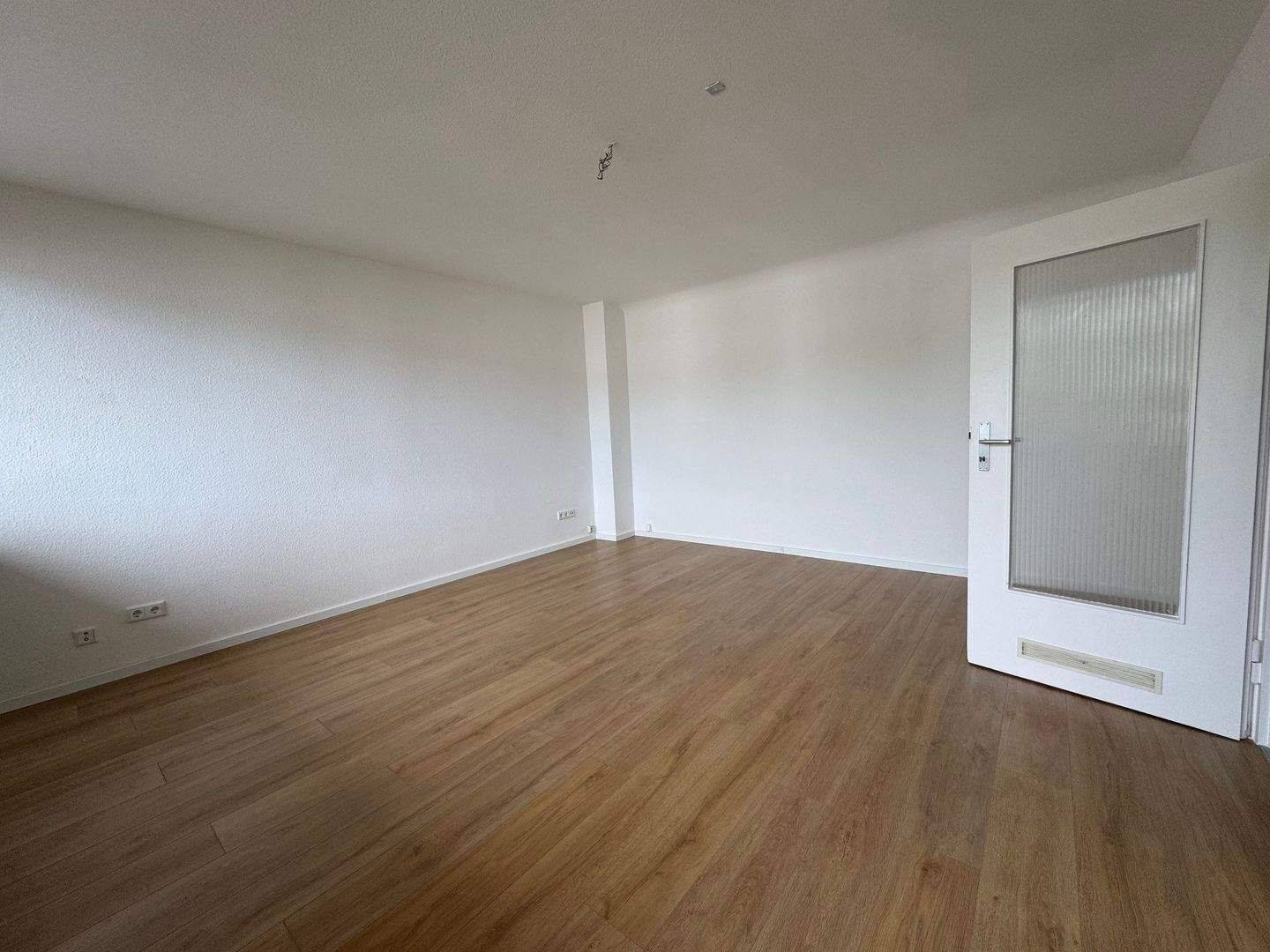 1 Zimmer mit Balkon direkt am Dutzendteich +++ mit Badewanne & Küche +++ – Nürnberg – Vorschaubild 3