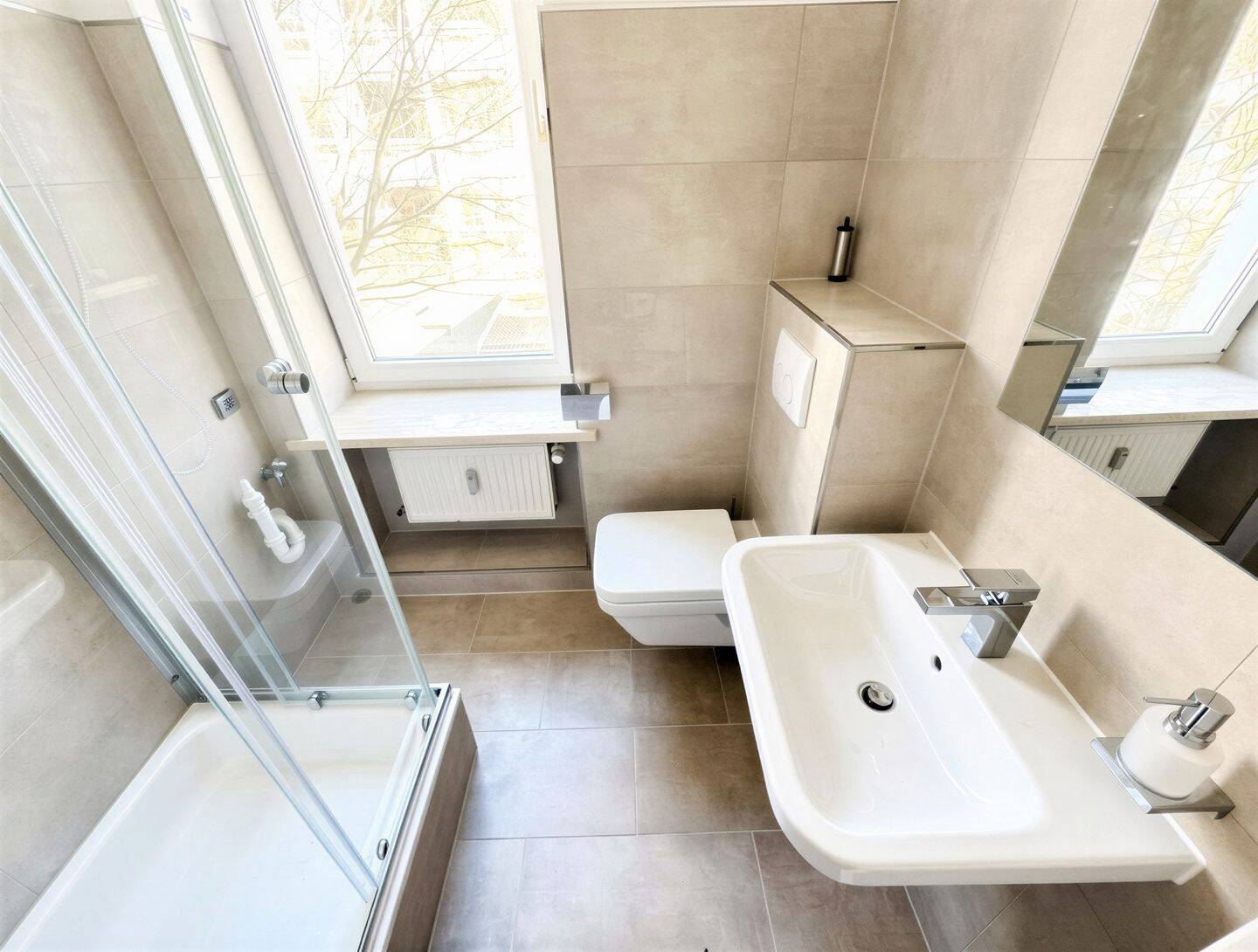 Erstbezug nach Sanierung: hochwertige Einbauküche & geräumiger Balkon