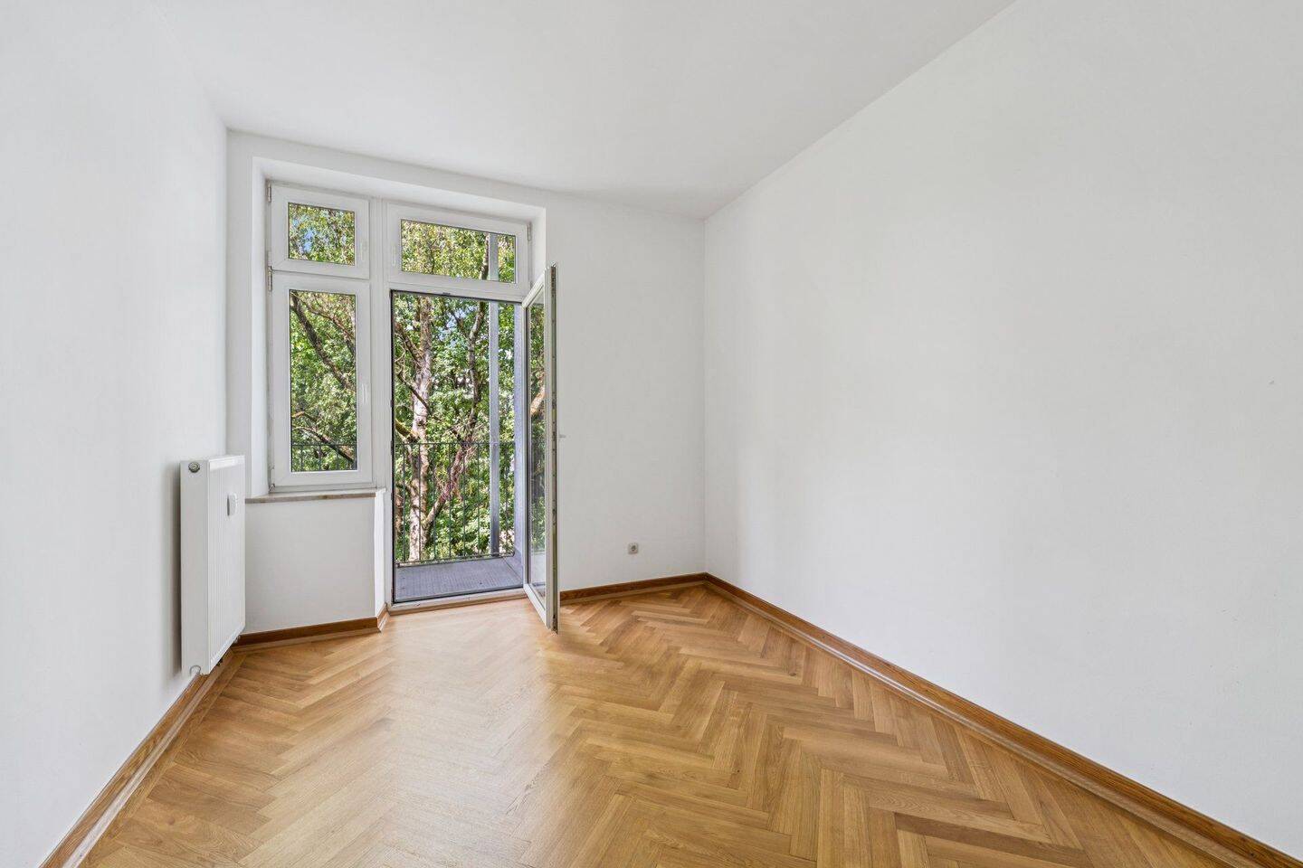 Großzügige 4-Zimmer-Altbauwohnung mit zwei Balkonen, zwei Bädern und Aufzug in Schwabing – München – Vorschaubild 7