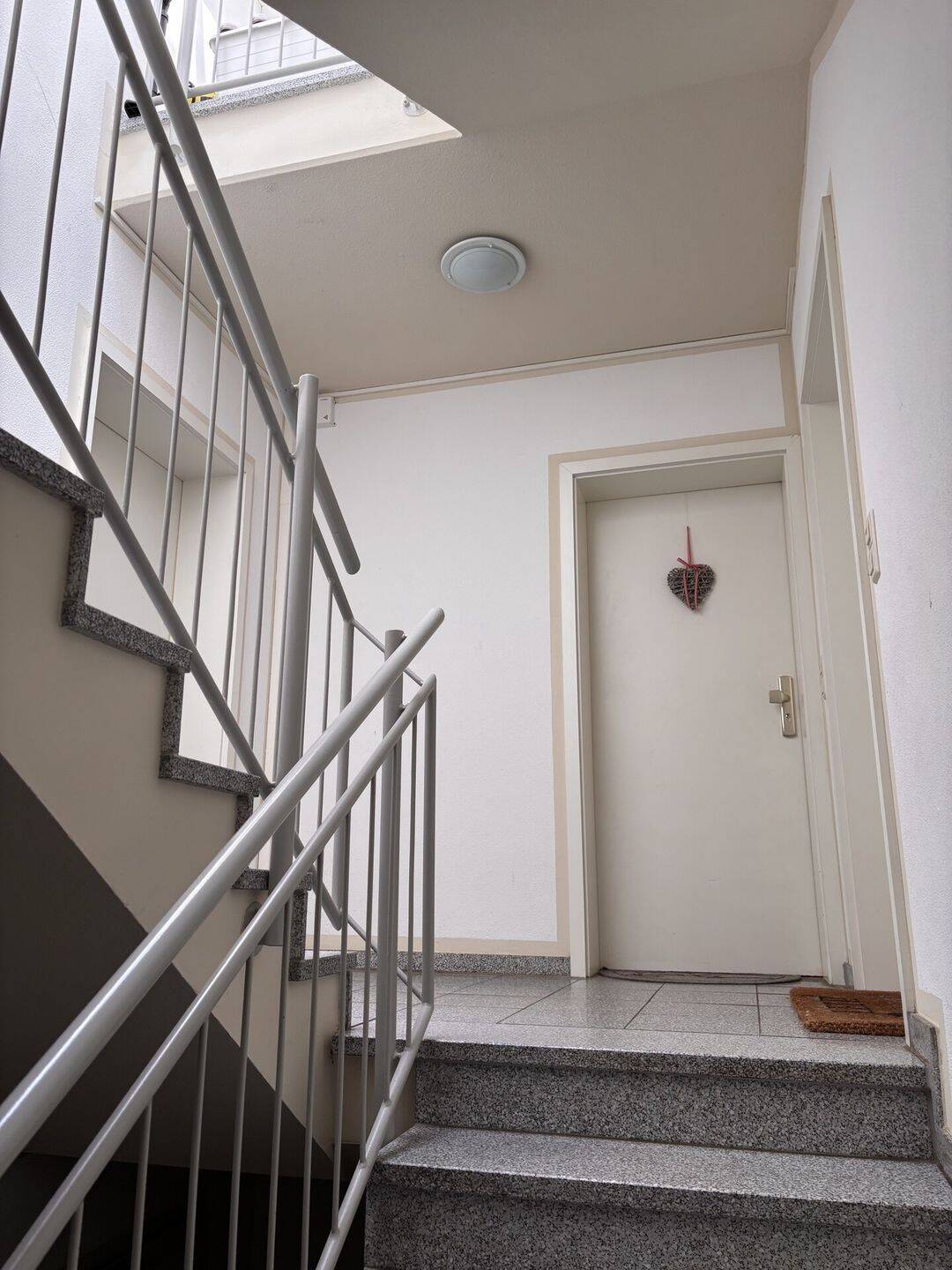 Attraktive 2-Raum-Wohnung in zweiter Reihe mit zwei Balkonen und Tiefgaragenstellplatz – Dresden – Vorschaubild 8